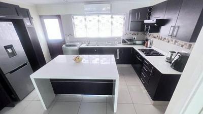 Townhouse For Rent in Moseley, Queensburgh