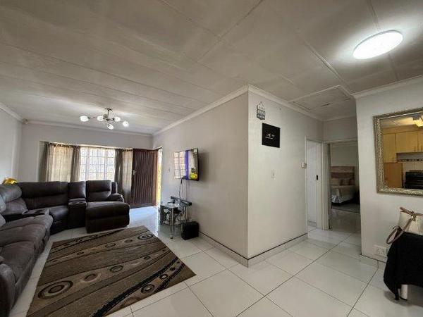 Townhouse For Sale in Malvern, Queensburgh
